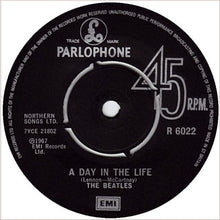 Load image into Gallery viewer, The Beatles : Sgt. Pepper's Lonely Hearts Club Band / With A Little Help From My Friends (7", Single)