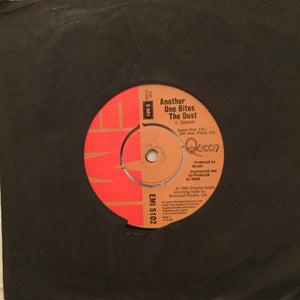 Queen : Another One Bites The Dust (7", Single, 4 P)