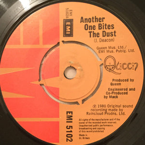 Queen : Another One Bites The Dust (7", Single, 4 P)