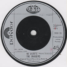 Load image into Gallery viewer, The Invaders (2) : Girl&#39;s In Action (7&quot;)
